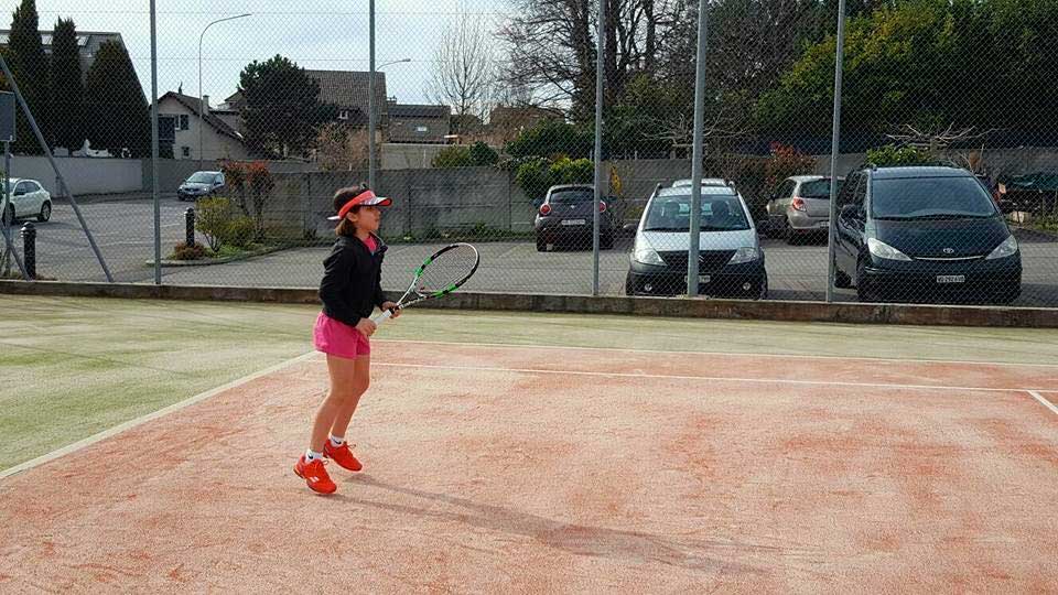 Jordan Julia Alonso Dippenaar, jugadora nº 2 benjamín en Suiza en la Escuela de Alto Rendimiento de Tenis de la UEM. Jordan Julia Alonso Dippenaar, jugadora nº 2 benjamín en Suiza en la Escuela de Alto Rendimiento de Tenis de la UEM.