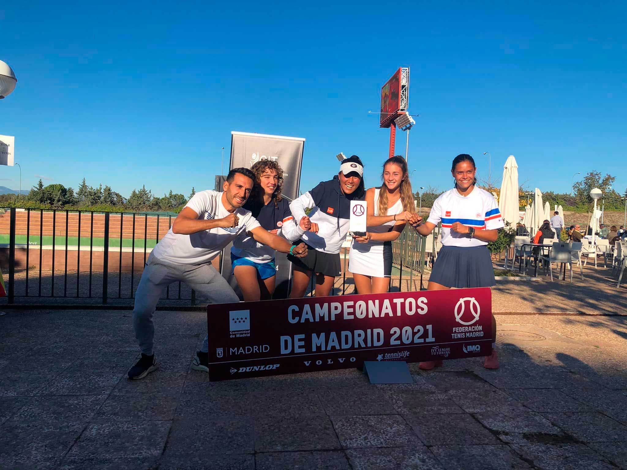 El equipo absoluto femenino Campeón de Madrid en 1 División. Escuela de Alto Rendimiento de Tenis