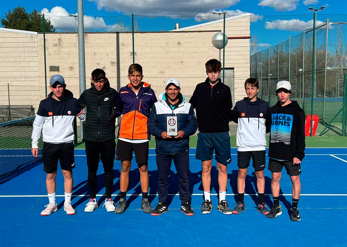 Campeones Cadete en 1ª división por equipos de la Comunidad de Madrid. Escuela de Alto Rendimiento de Tenis de la UE